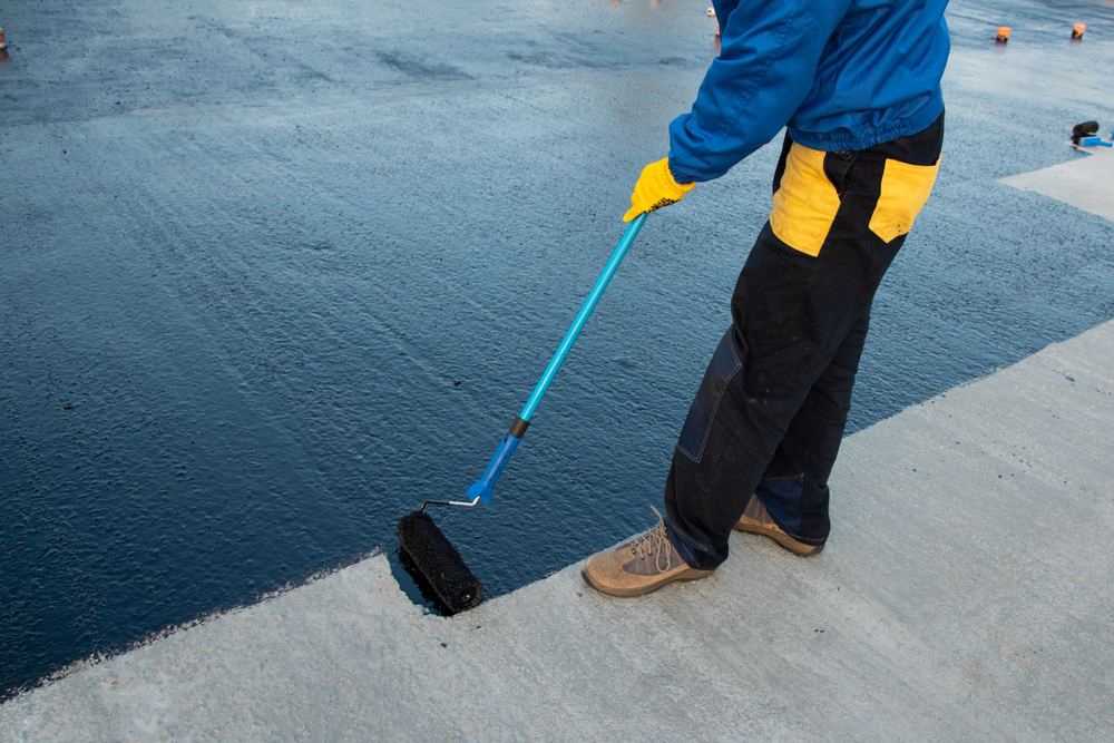 Waterproofing,Coating.,Worker,Applies,Bitumen,Mastic,On,The,Foundation.,Roofer